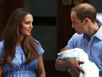 Princ William po boku manželky Kate a s novorodeným synom Gergeom v náručí.