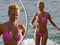 Pamela Anderson predviedla v bikinách vyformovanú postavičku, no zostarnutú vizáž.