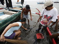 Rozsiahla naftová škvrna zamorila Manilský záliv
