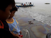 Do Manilského zálivu sa vylialo pol milióna litrov nafty