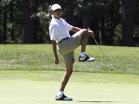 Prezident Barack Obama trávi dovolenku golfom