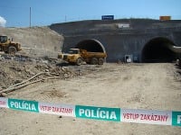Miesto tragickej nehody, pri ktorej zavalilo šiestich robotníkov na stavenisku tunela Šibenik pri Levoči. Miesto tragickej nehody, pri ktorej zavalilo šiestich robotníkov na stavenisku tunela Šibenik pri Levoči.