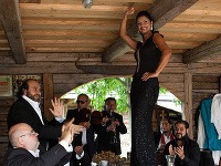 Silvia Šarköziová to poriadne roztočila. Snímka ju zachytáva vo víre zábavy. Ostatní členovia kapely ju burcujú k tanečným výkonom potleskom.