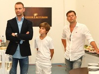 V seriáli účinkujú napríklad aj Tomáš Maštalír (vľavo), Timur Kramár (v strede) a Alexander Bárta (vpravo). Najväčšou hviezdou je však Marcelko Chlpík. 