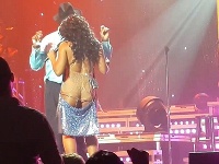 Toni Braxton zažila nehodu v podobe rozpadnutých šiat priamo počas svojho speváckeho výkonu.