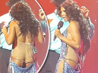 Toni Braxton zažila nehodu v podobe rozpadnutých šiat priamo počas svojho speváckeho výkonu. Toni Braxton zažila nehodu v podobe rozpadnutých šiat priamo počas svojho speváckeho výkonu.