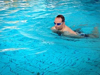 Predseda SDKÚ a Bratislavský župan Pavol Frešo pláva v bazéne. 