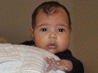 Prvý záber dcéry Kim Kardashian a rapera Kanyeho Westa. Malá North West takpovediac obletela svet prostredníctvom babkinej talkšou.