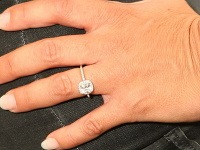 Štefan Skrúcaný navliekol Erike Judínyovej na ruku takýto snubný prsteň.