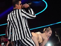 Miley Cyrus sa necudne tlačila k mužskému rozkroku.