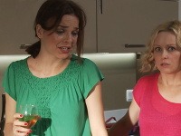 V seriáli Evita pre Feminity si zahrali aj Petra Vajdová (vľavo) a Michaela Čobejová. 