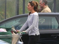 Čerstvá mamička Kate Middleton sa od pôrodu po prvý raz ukázala na verejnosti v civile.