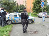 Policajt z Plzne zrejme zabil manželku, je nebezpečný a na úteku