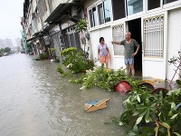 Taiwan zasiahla tropická búrka Kong-Rey