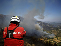 Pri boji s lesným požiarom v Portugalsku zahynula ďalšia hasička