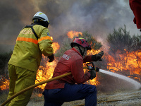 Pri boji s lesným požiarom v Portugalsku zahynula ďalšia hasička