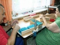 Nevidiaci manželia Katarína a Július Lackovci z Prievidze vyrábajú metly a zmetáky.