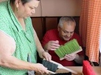 Nevidiaci manželia Katarína a Július Lackovci z Prievidze vyrábajú metly a zmetáky Nevidiaci manželia Katarína a Július Lackovci z Prievidze vyrábajú metly a zmetáky