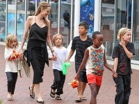 Angelina Jolie so svojimi ratolesťami síce pripomína škôlku, no zvláda ich aj bez pestúnky.