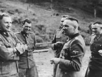 Zľava: Richard Baer, Josef Mengele, Josef Kramer (skrytý) a Rudolf Höss