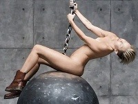 Škandalózna Miley Cyrus odhodila zábrany aj šaty a v kontroverznom videoklipe ukázala nahé telo.