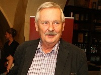 Juraj Slezáček si na oslave neodpustil poldeci. 