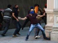 Polícia v Istanbule opäť rozháňala niekoľkotisícový dav
