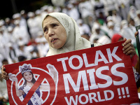 Protesty proti Miss World pokračujú