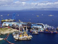 Vyťahovanie vraku výletnej lode Costa Concordia