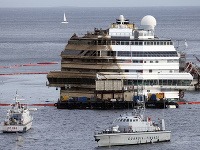 Vrak lode Costa Concordia sa podarilo narovnať Vrak lode Costa Concordia sa podarilo narovnať