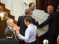 Jozef Valocký (vľavo) a poslanci Igor Matovič (dole uprostred) a Jozef Viskupič (hore uprostred) počas nočného rokovania Jozef Valocký (vľavo) a poslanci Igor Matovič (dole uprostred) a Jozef Viskupič (hore uprostred) počas nočného rokovania