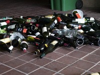 Desiatky fliaš od alkoholu v odpade pri parlamente. 