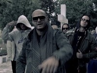 Patrik Rytmus Vrbovský nakrúcal spoločne so svojimi kamarátmi videoklip na cintoríne. Patrik Rytmus Vrbovský nakrúcal spoločne so svojimi kamarátmi videoklip na cintoríne.