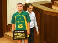 Igor Matovič priniesol do parlamentu papierovú figurínu Fica