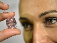 Sotheby's ponúka ružový diamant, za ktorý očakáva vyše 60 miliónov dolárov