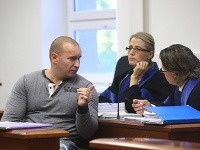 Jozef Eštok so svojimi advokátmi