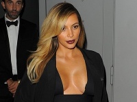 Kim Kardashian po pôrode namiesto štíhlych kriviek vytasila kypré vnady v hlbokom výstrihu.