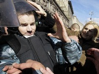 V Kyjeve to vrie: Tisíce protestujúcich, policajti použili slzotvorný plyn!