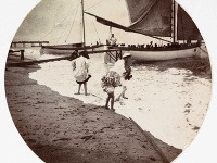 Deti sa hrajú pri mori, cca 1890.