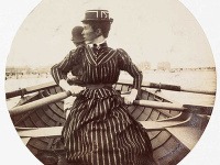 Veslujúca žena v loďke, cca 1890.