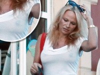 Pamela Anderson vyrazila bez bielizne a v priehľadnom tope vystavila bradavky.