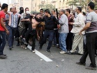 Násilné demonštrácie v Egypte si vyžiadali najmenej 44 mŕtvych