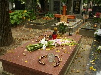 Hrob Jozefa Adamoviča je udržiavaný. Nechýbajú na ňom čerstvé kvety. 