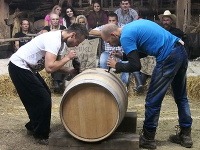 Peter Kuník a Peter Čierny museli pomocou vinárskych heverov naplniť vínom pripravený džbán. 
