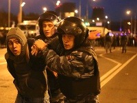 Moskva. Polícia rozháňa protest proti imigrantom. 