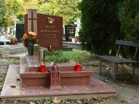 Vedľa hrobu stojí lavička pre návštevy.
