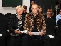 Boris Kollár prišiel na módnu prehliadku so svojou mamou. 