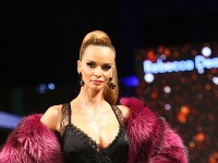 Na móle sa promenádovala oficiálna partnerka Borisa Kollára v odvážnom modeli. 