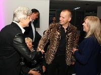Boris Kollár prišiel na Bratislavské módne dni oblečený v skutočne zaujímavom saku. S úsmevom sa zvítal so Štefanom Skrúcaným a Ivetou Radičovou. 