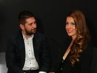 Na módnej prehliadke sa objavila aj modelka Simona Brnová Slobodníková s manželom. 